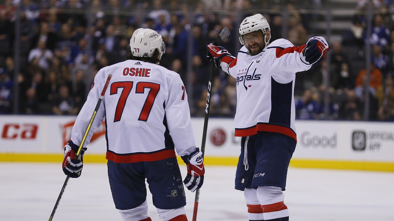 T.J. Oshie (à gauche) et Alex Ovechkin