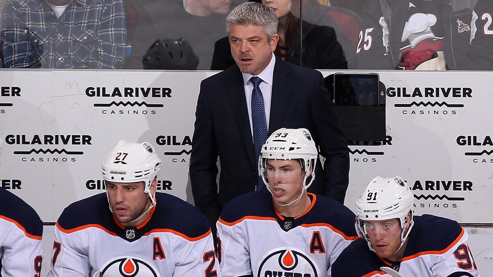 Todd McLellan derrière le banc des Oilers