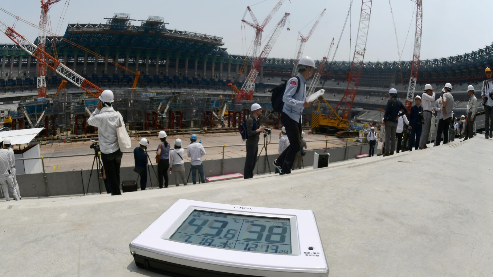 Un thermomètre montre la température (43,6 degrés Celcius) qui règne sur le chantier de construction du nouveau stade olympique national de Tokyo, en juillet dernier.