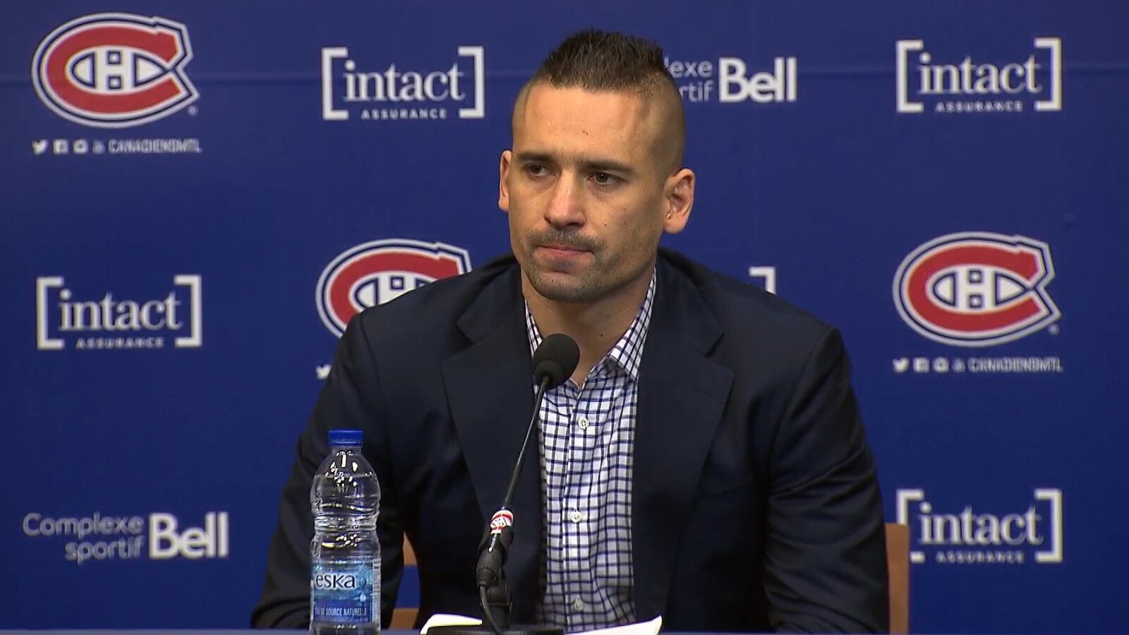 Il répond à des questions en point de presse.