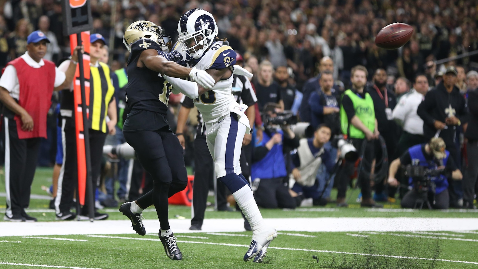 Le joueur des Rams frappe celui des Saints avant l'arrivée du ballon.
