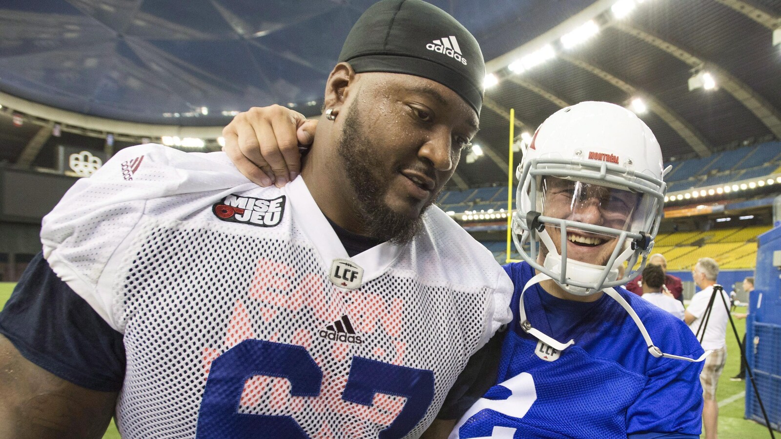 Tony Washington et le quart Johnny Manziel à l'entraînement avec les Alouettes