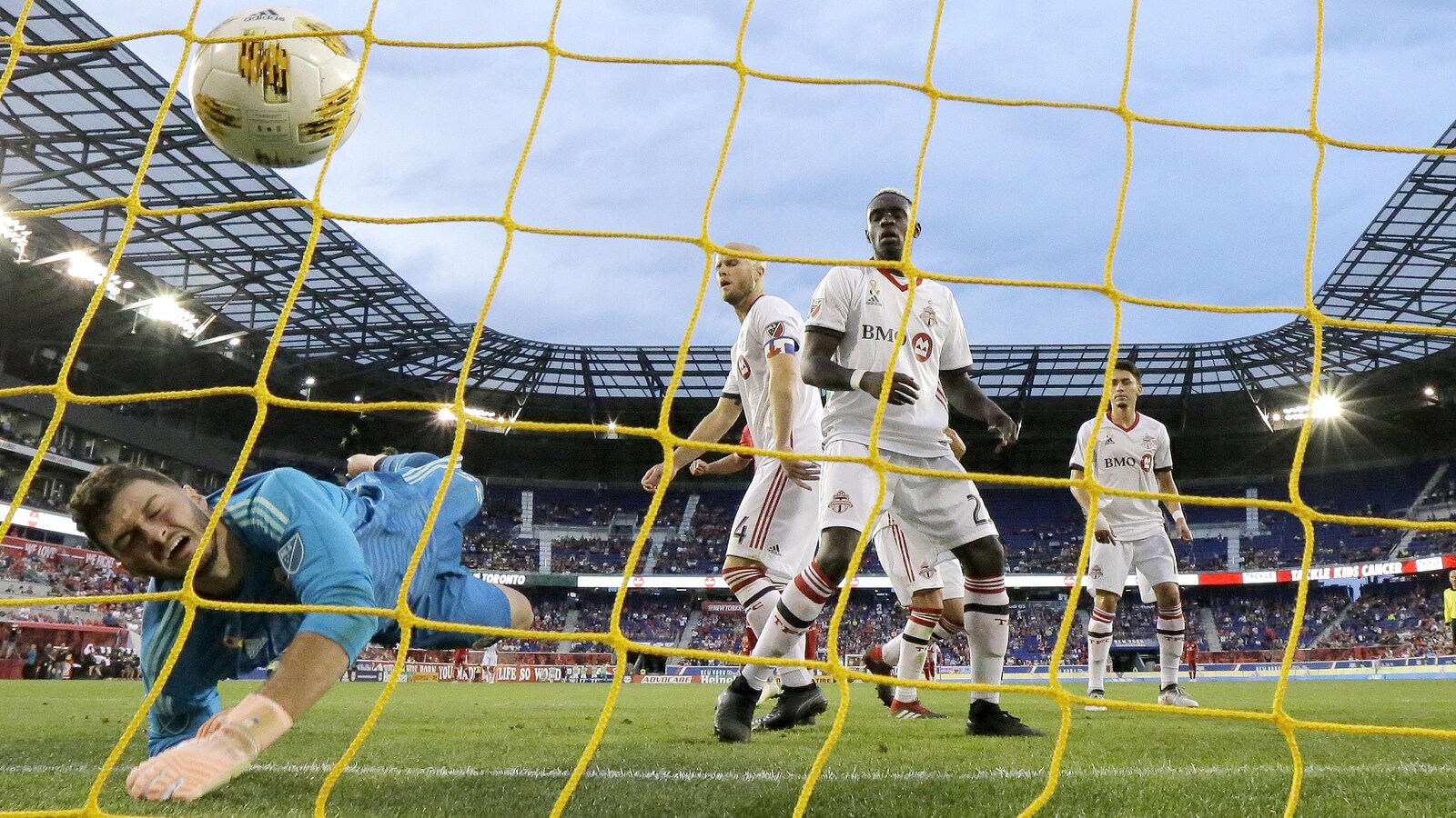 Le gardien du Toronto FC grimace après avoir donné un but.