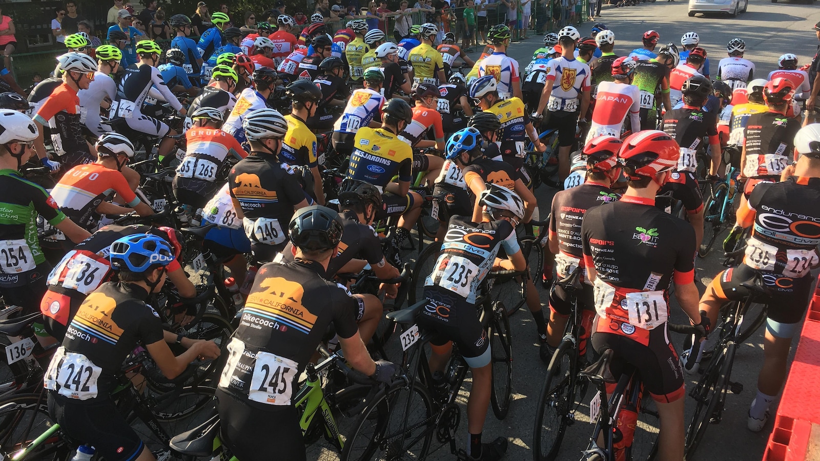 Les cyclistes patientent, groupés, en attendant de prendre leur élan au Tour cycliste de l'Abitibi 2018.