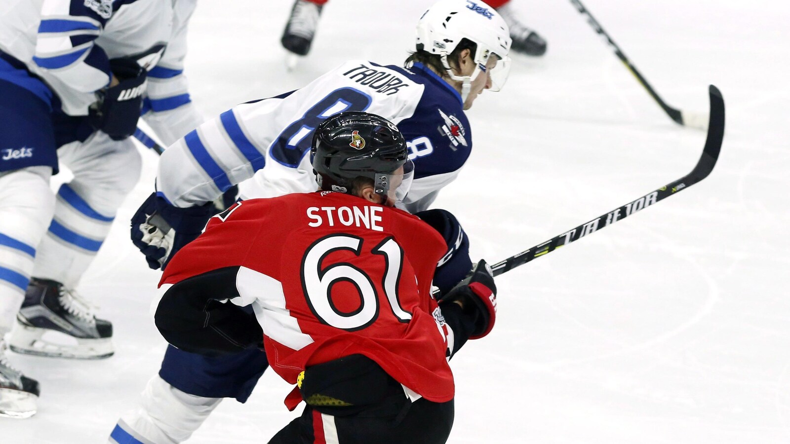 Jacob Trouba blesse Mark Stone