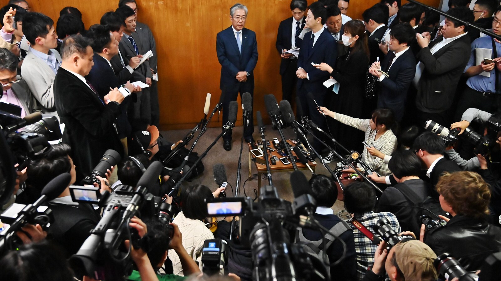 Tsunekazu Takeda annonce à la presse japonaise qu'il quitte ses fonctions de président du Comité olympique japonais.
