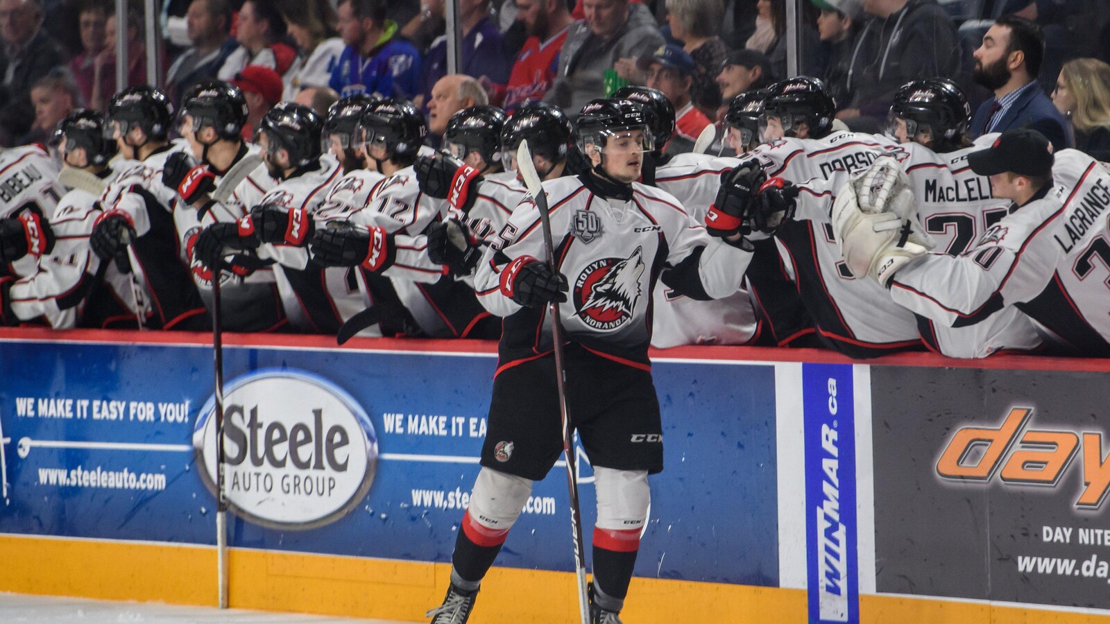 Tyler Hinam est félicité par ses coéquipiers après avoir marqué face aux Mooseheads.