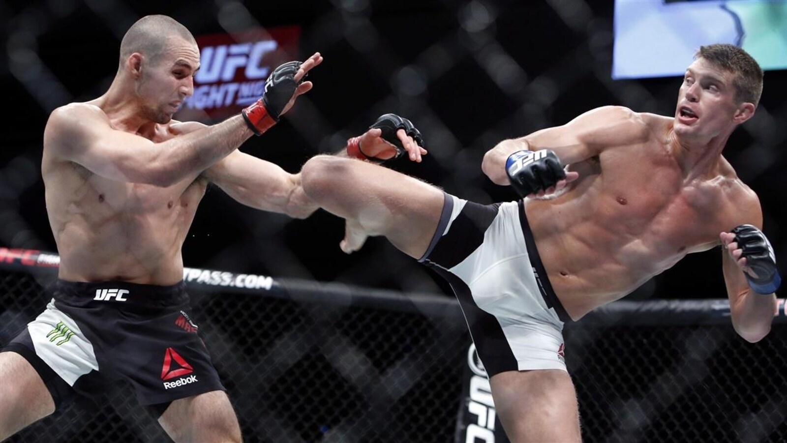 Stephen Thompson, à la droite, donne un coup de pied à Rory MacDonald pendant un combat de UFC, à Ottawa, le samedi 18 juin.