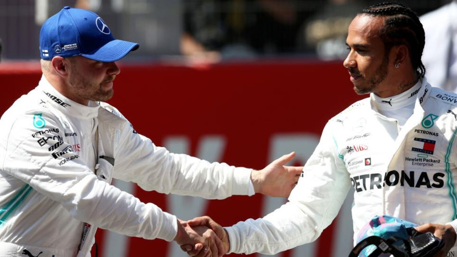 Valtteri Bottas salue son coéquipier Lewis Hamilton après la séance de qualification du Grand Prix d'Espagne.