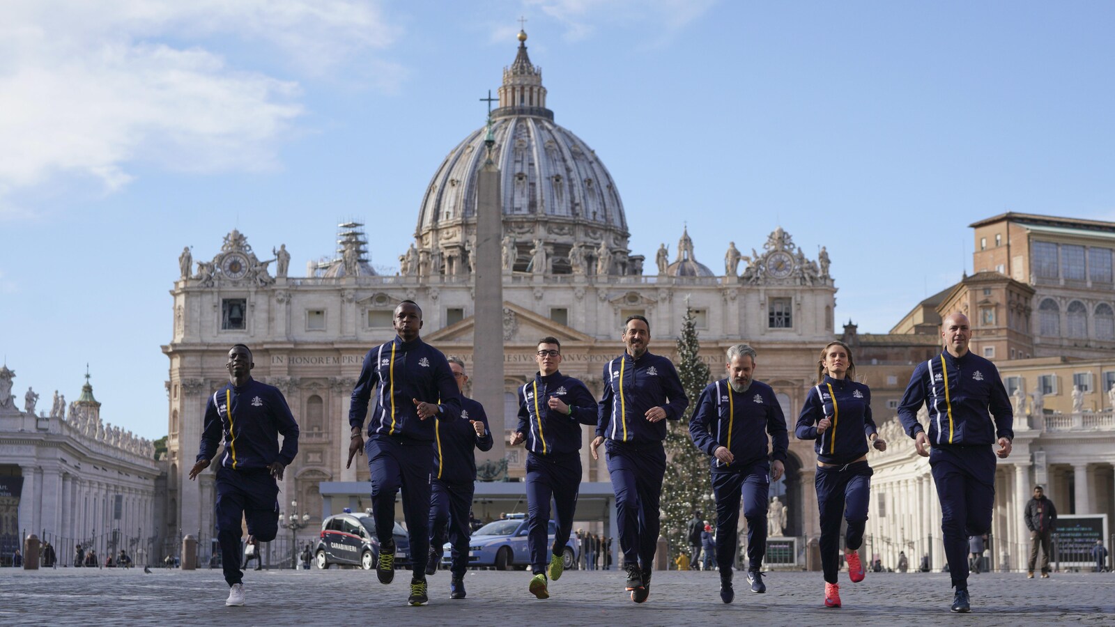Des athlètes de la première association sportive du Vatican courent devant la basilique Saint-Pierre.