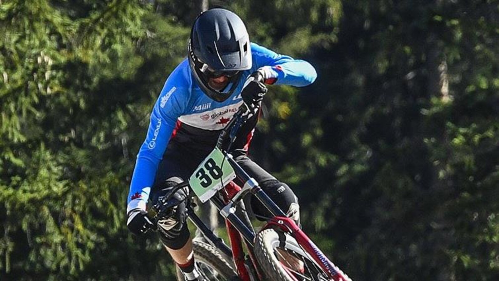 Le Canadien Elliot Jamieson à l'œuvre aux Mondiaux de vélo de montagne