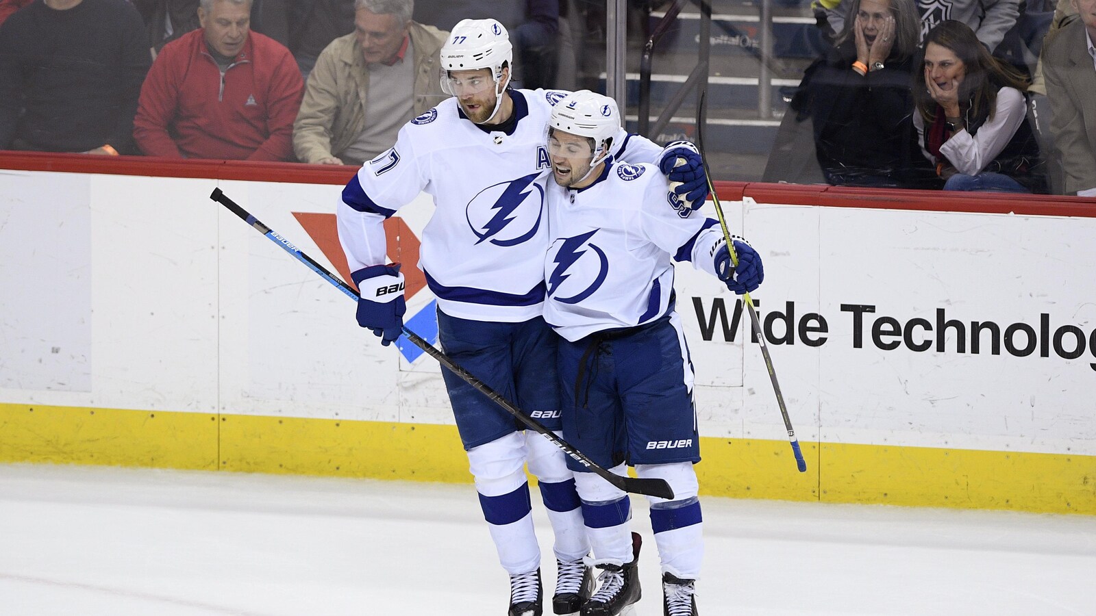 Victor Hedman (gauche) a marqué le but gagnant du Lightning en prolongation.