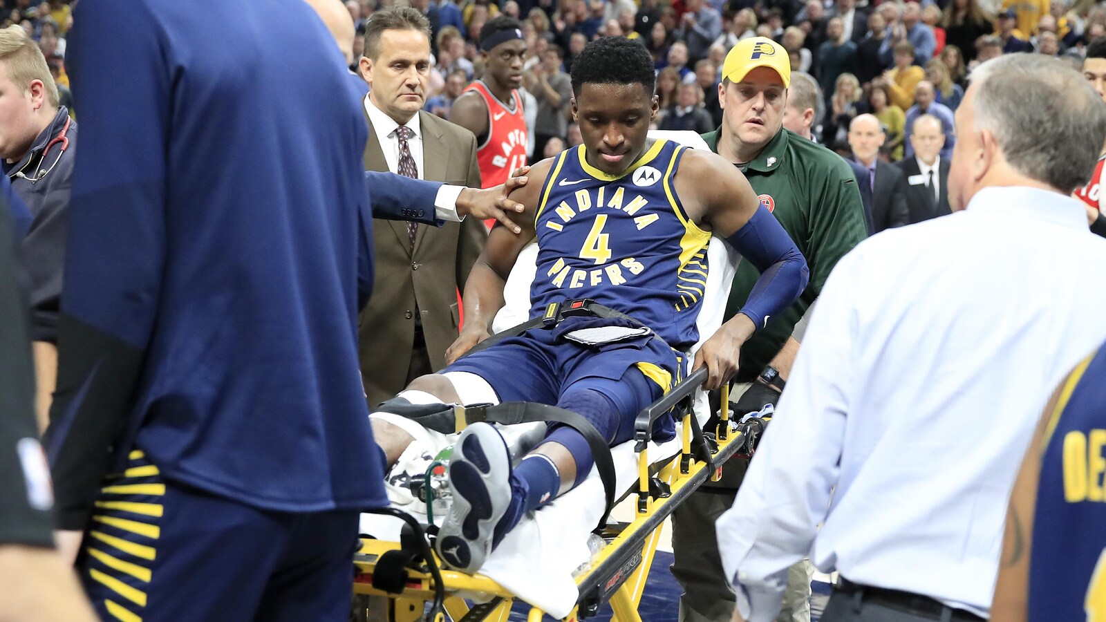 Victor Oladipo est évacué du terrain sur une civière après avoir subi une blessure au genou droit.