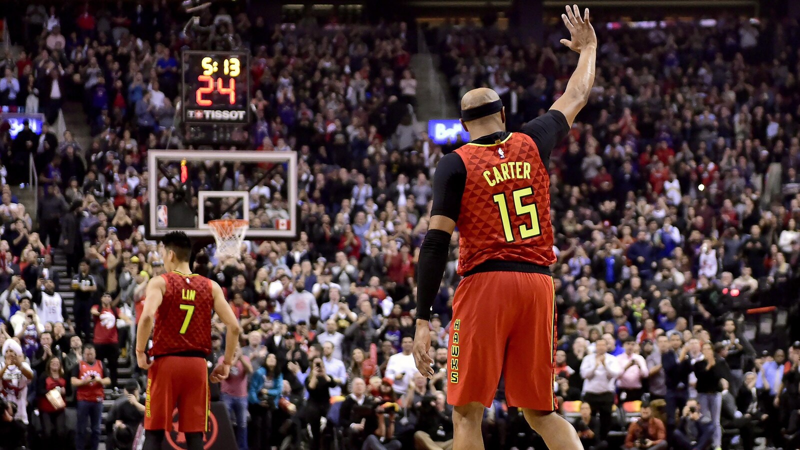Vince Carter salue la foule à Toronto.