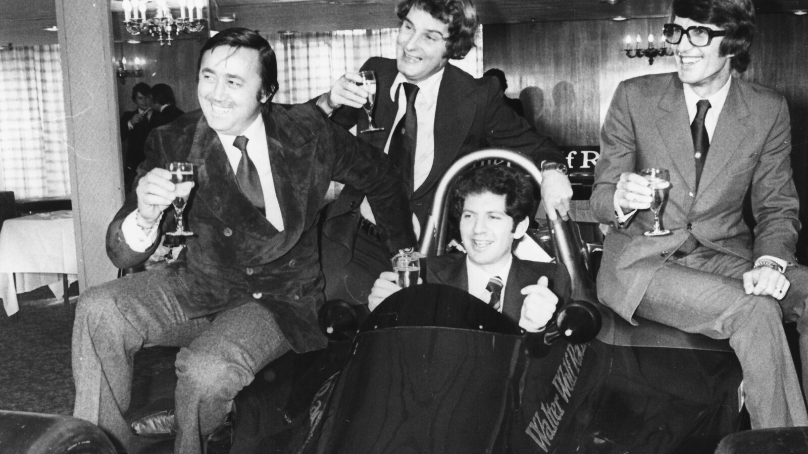 Le lancement à Londres de l'équipe canadienne Walter Wolf Racing en novembre 1976, avec Walter Wolf (à gauche) et Jody Scheckter (dans l'auto)