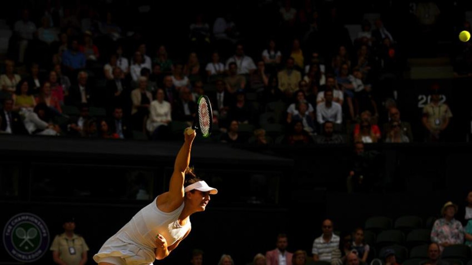 Gabriela Dabrowski au service à Wimbledon