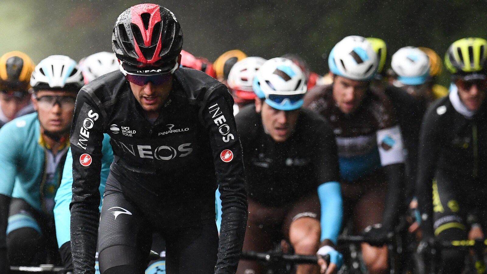 Il mène le peloton.