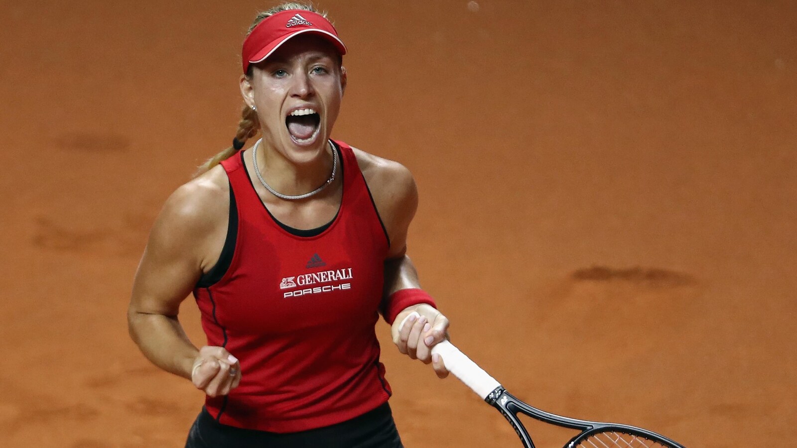 Angelique Kerber serre le poing après sa victoire sur Petra Kvitova au premier tour du tournoi de Stuttgart.