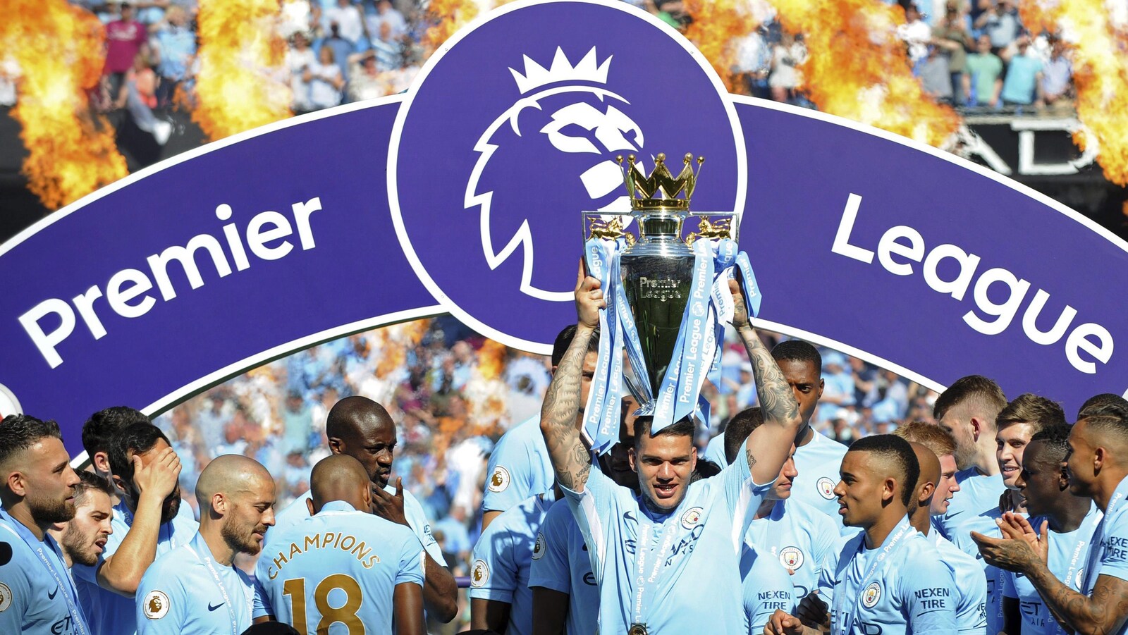 Le gardien brésilien Ederson (au centre) soulève le trophée de champion de la Premier League avec ses coéquipiers de Manchester City.