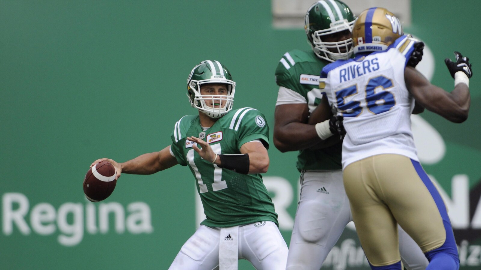 Zach Collaros (à gauche)