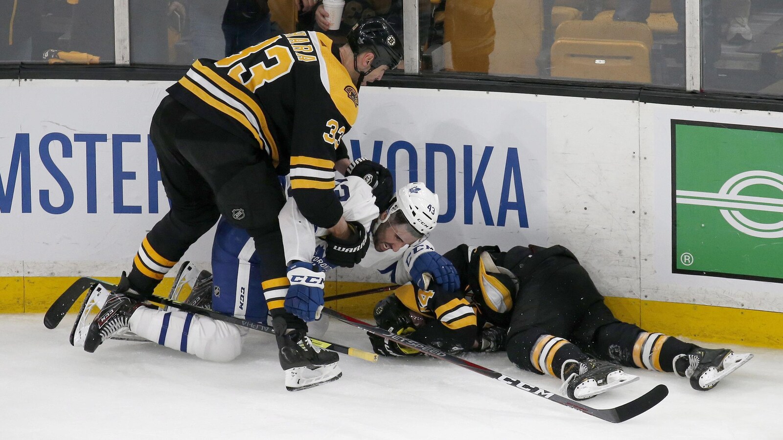 Zdeno Chara (no 33), Nazem Kadri (no 43) et Jake DeBrusk (no 74)
