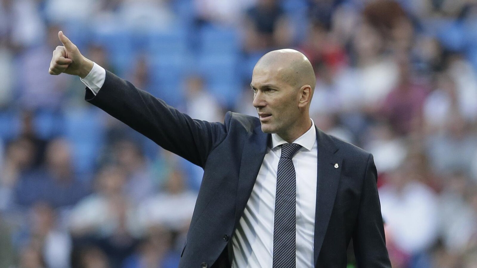 Zinedine Zidane réagit à une action pendant un match entre le Real Madrid et Celta Vigo au stade Santiago Bernabeu à Madrid.