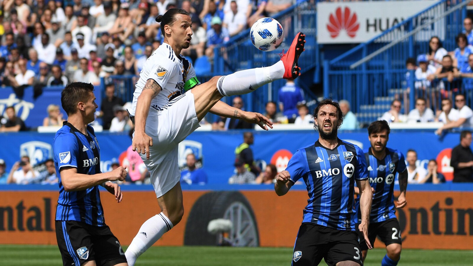 Zlatan Ibrahimovic, deuxième à gauche, tente de contrôler le ballon contre l'Impact.