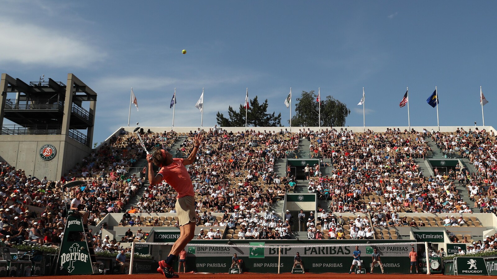 L'Allemand Alexander Zverev s'apprête à servir à Roland-Garros.