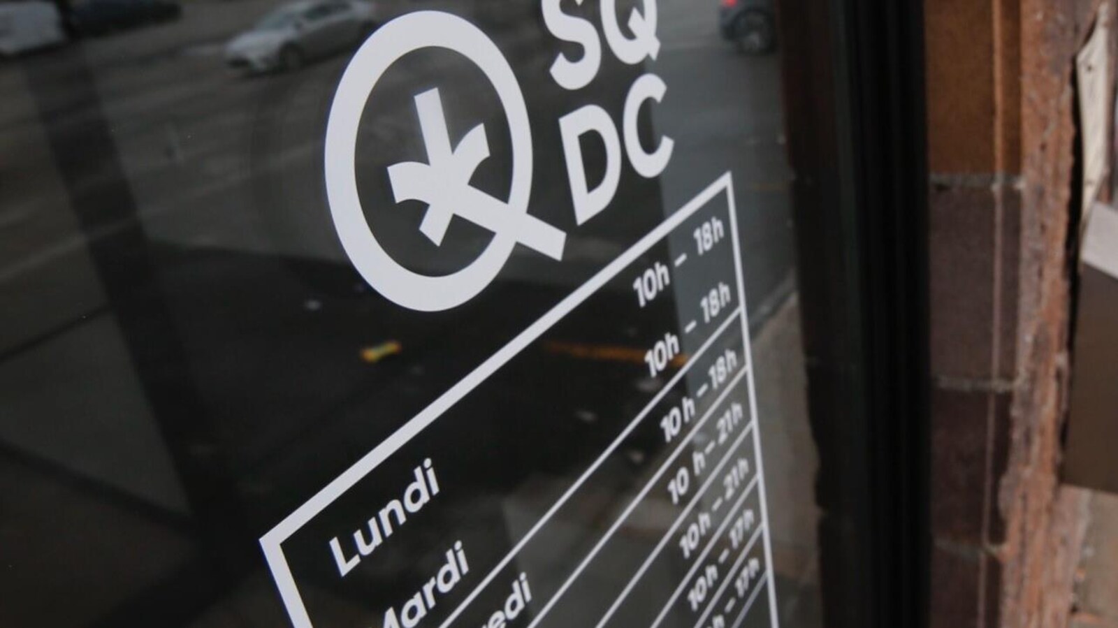 Panneau indiquant les heures d’ouverture de la SQDC.