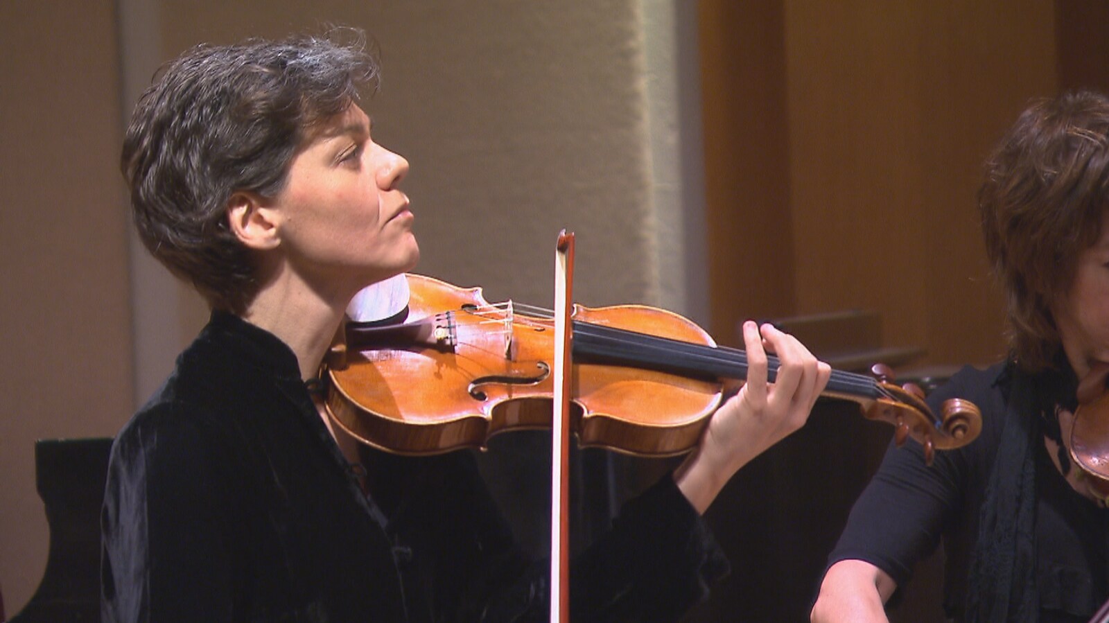Laura Andriani joue du violon