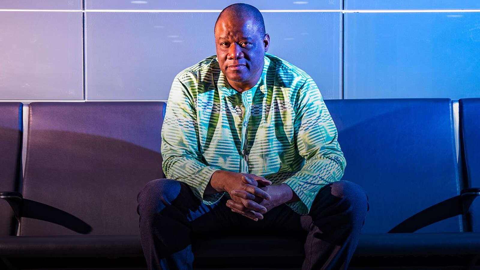 Steve Kirby, de face, assis