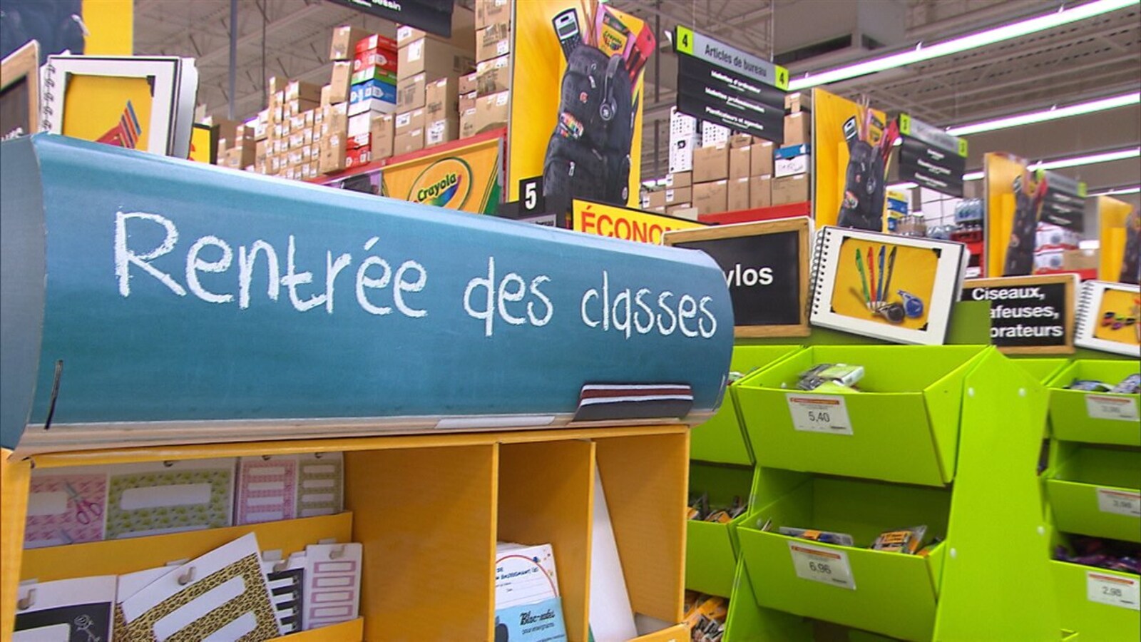 Un étalage de fournitures scolaires