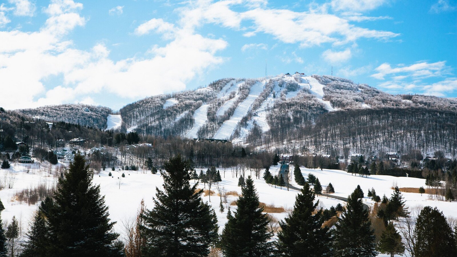 Les pentes enneigées de la station de ski Bromont en 2015