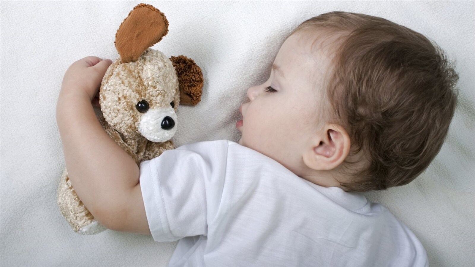Un bébé endormi