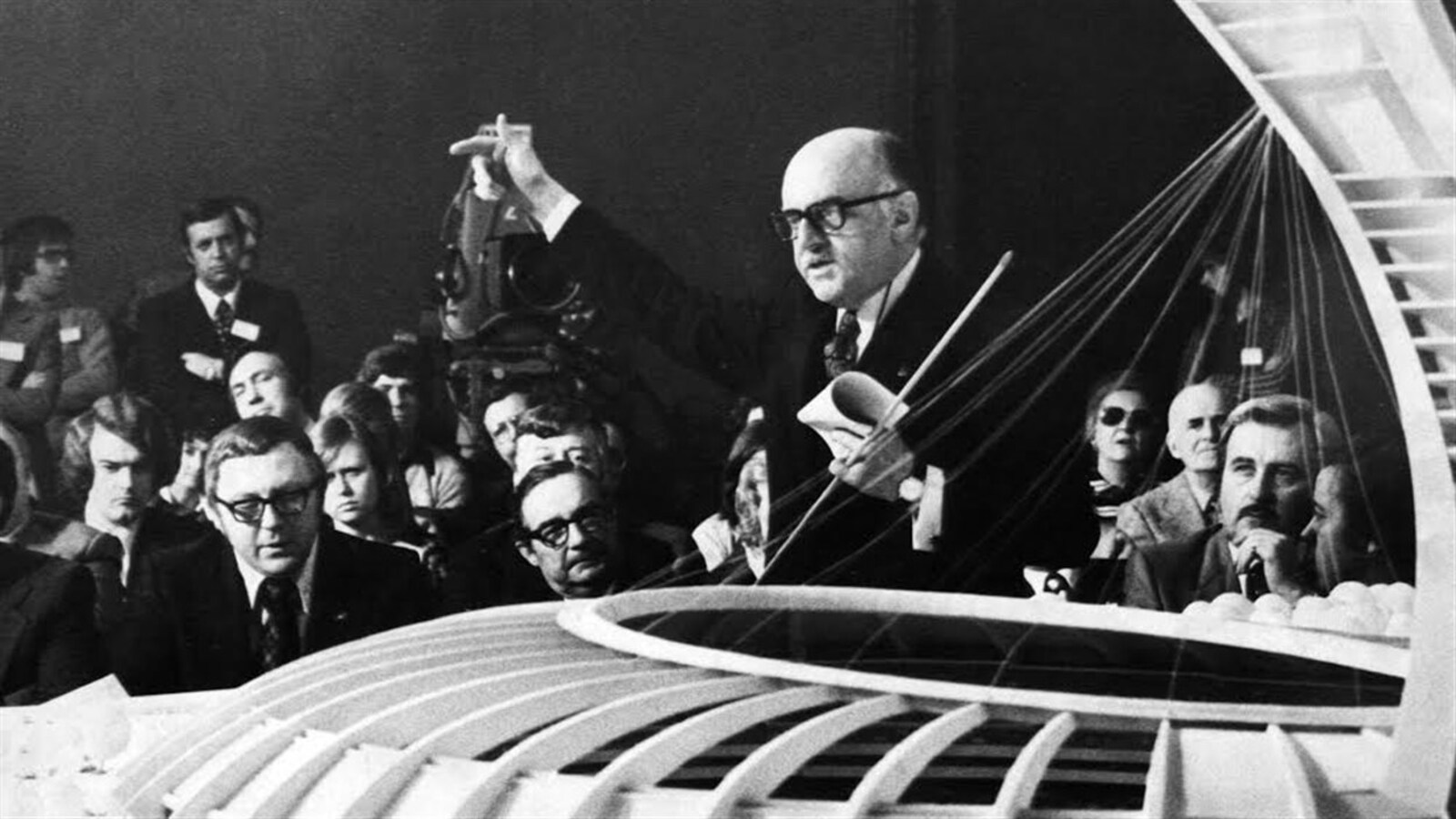 En janvier 1975, Jean Drapeau présente une maquette du Stade olympique.