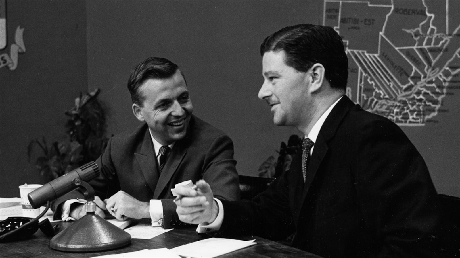 Le journaliste Wilfrid Lemoine s'entretient
avec Paul Gérin-Lajoie, candidat libéral élu, en 1960.