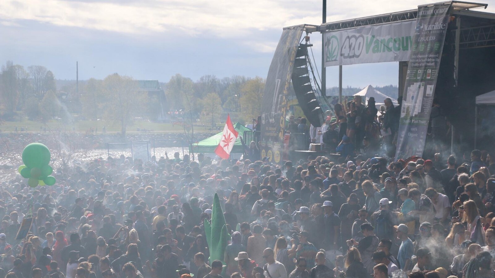 Un imposant nuage de fumée se dégage du 4/20 sur la plage Sunset à Vancouver, le 20 avril 2017.
