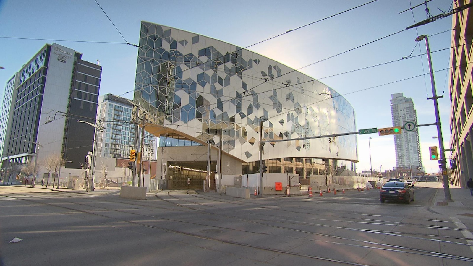 La nouvelle bibliothèque de Calgary vue de l'extérieur. Ses murs sont recouverts d'un mélange de vitres et de panneaux blancs.