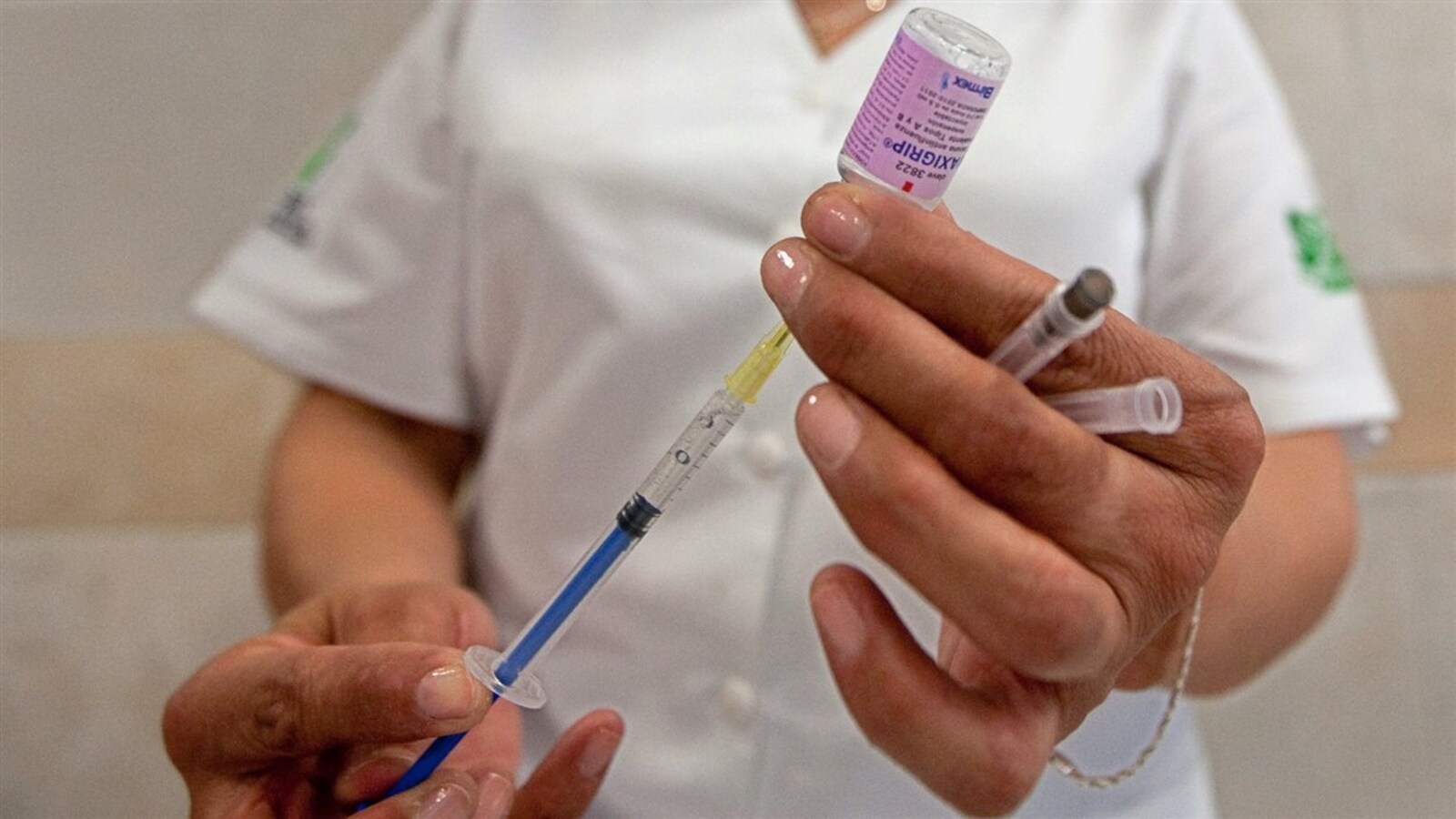 Une infirmière s'apprête à administrer un vaccin.