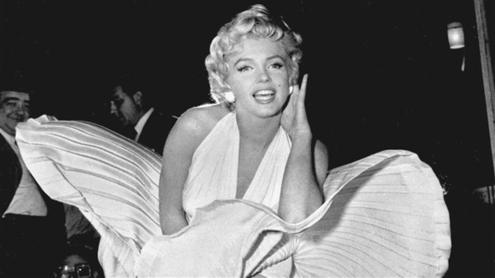 Marilyn Monroe vêtue d'une robe blanche soulevée par un courant d'air.