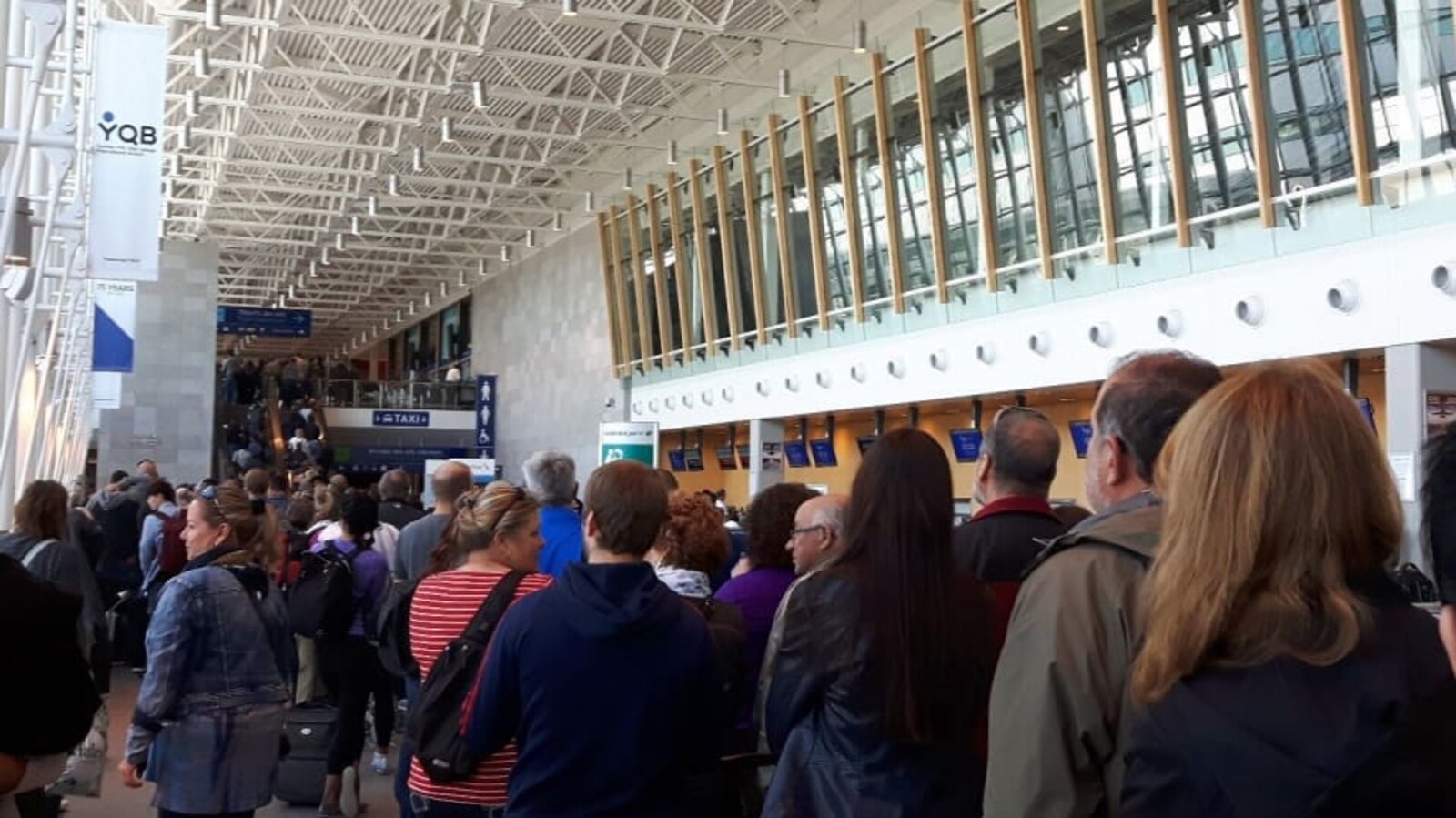Des passagers à l'aéroport Jean-Lesage
