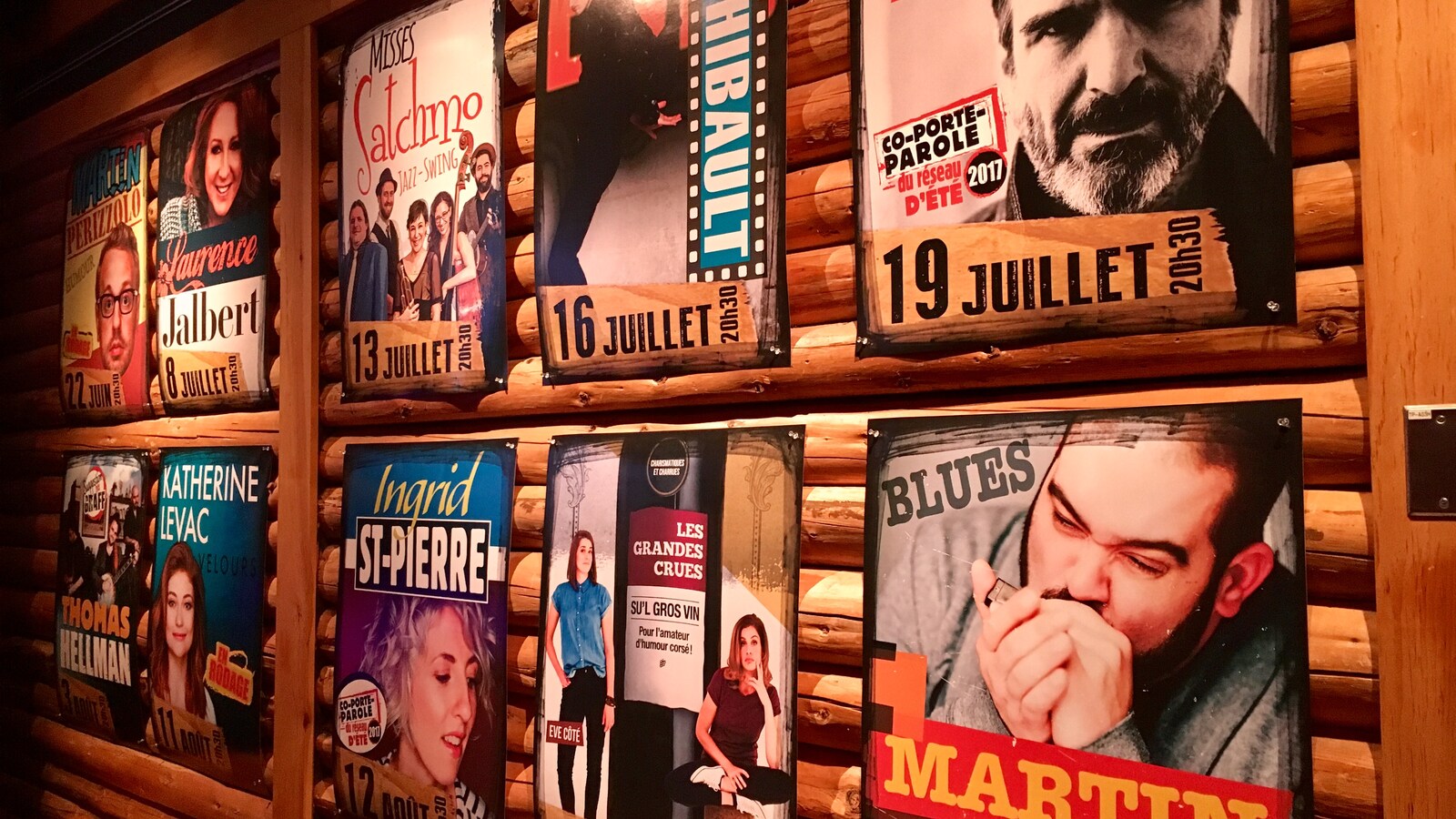 Mur du Café-théâtre Graffiti de Port-Cartier avec des affiches de spectacles présentés à l'été 2017.