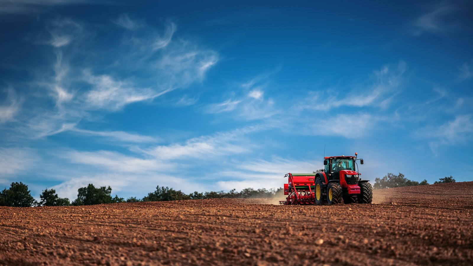 Ensemencement de terres agricoles au printemps.
