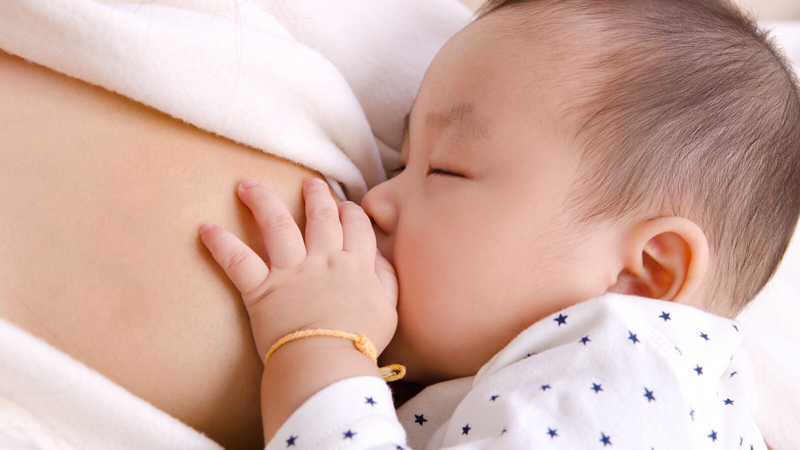 Un bébé au sein.