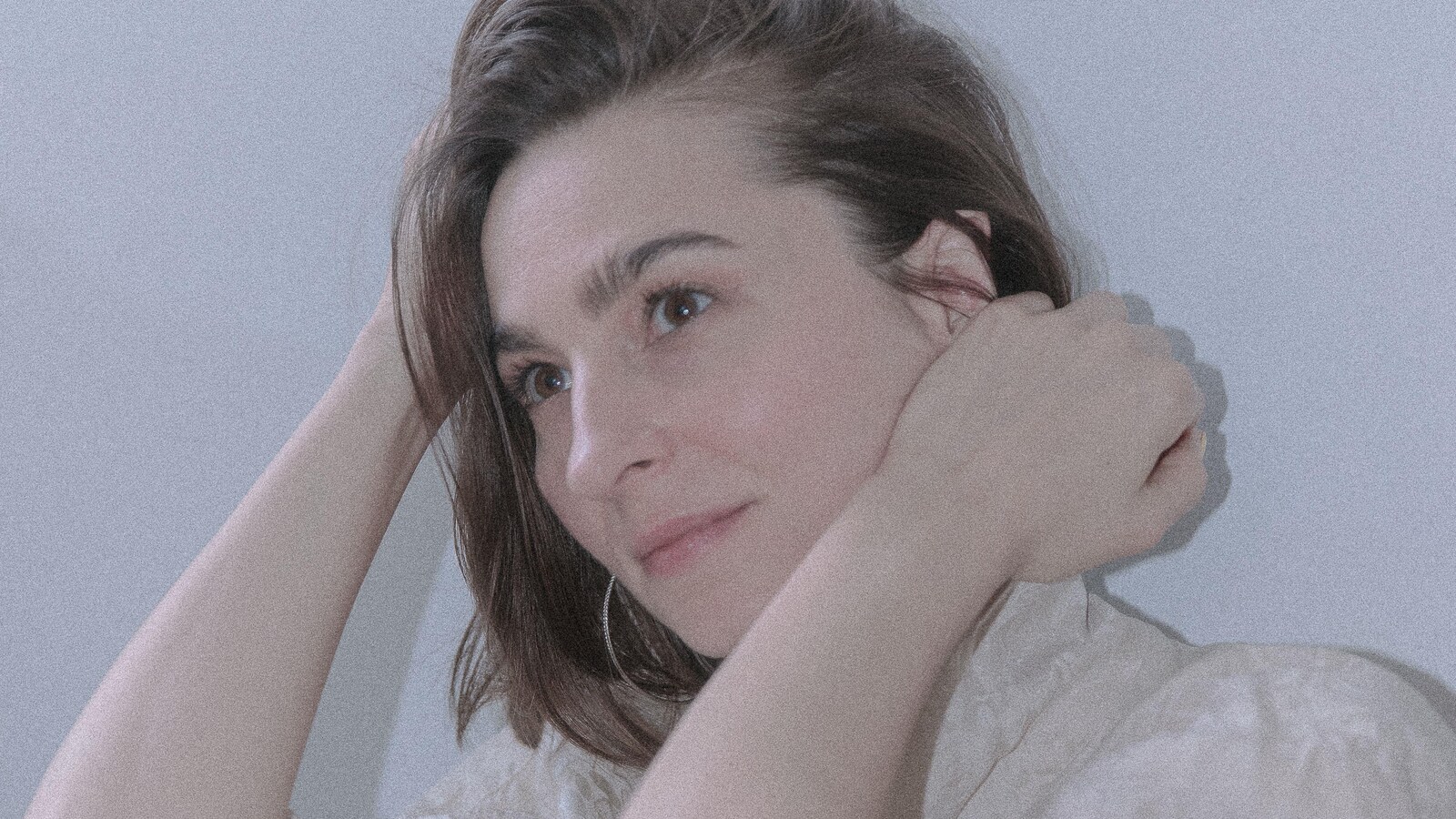 Annick Brémault avec un regard pensif.
