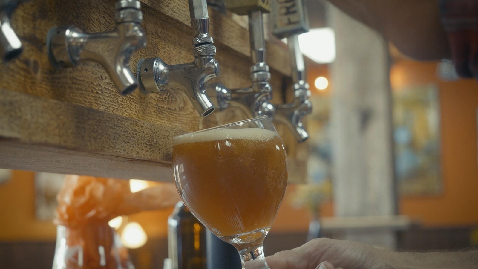 Une coupe se remplie de bière en fût dans une microbrasserie