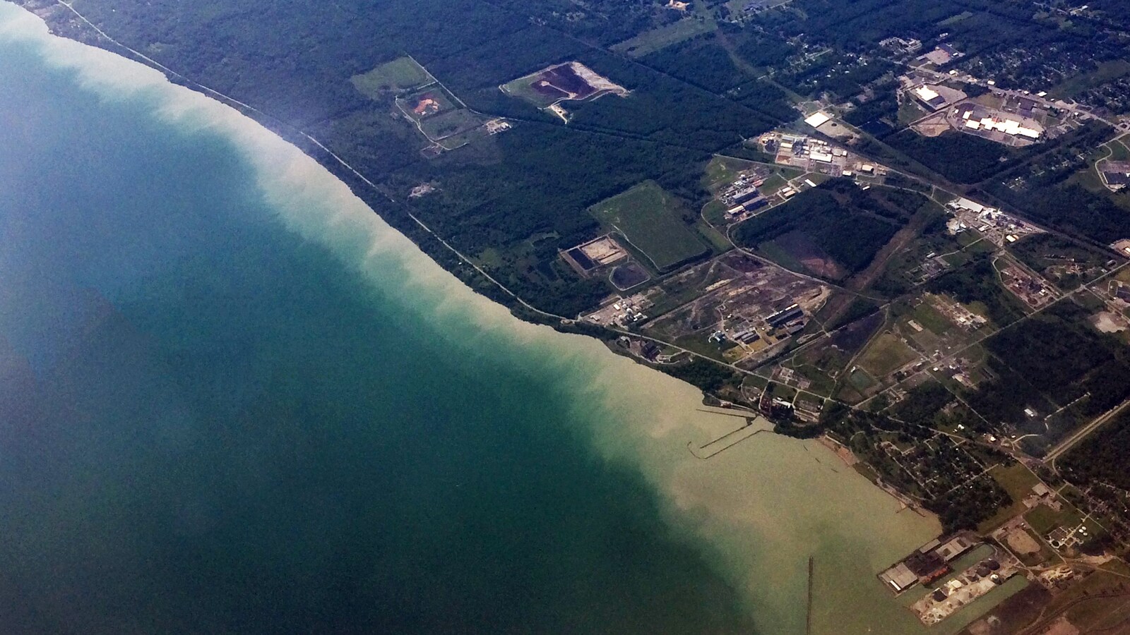 Vue aérienne du lac Érié en juin 2017 alors que les berges sont englouties par les eaux.