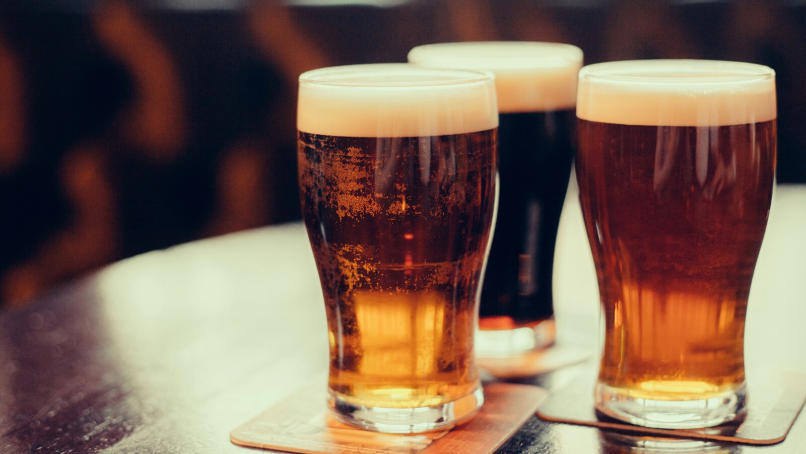 Les verres sont posés sur des sous-verres