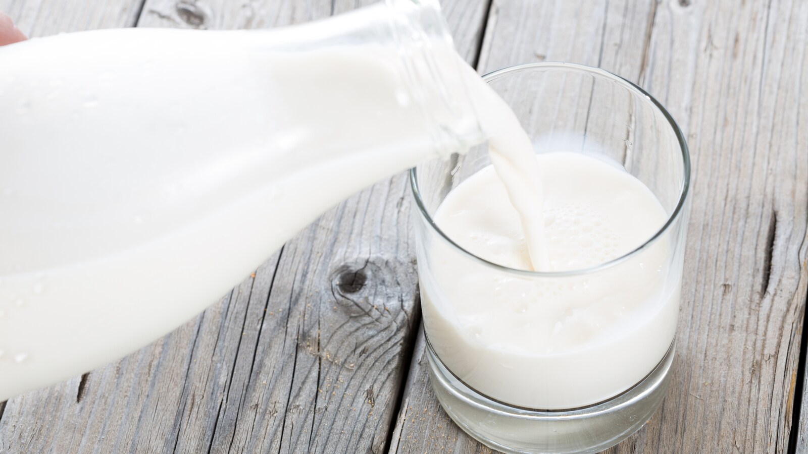 On verse du lait dans un verre