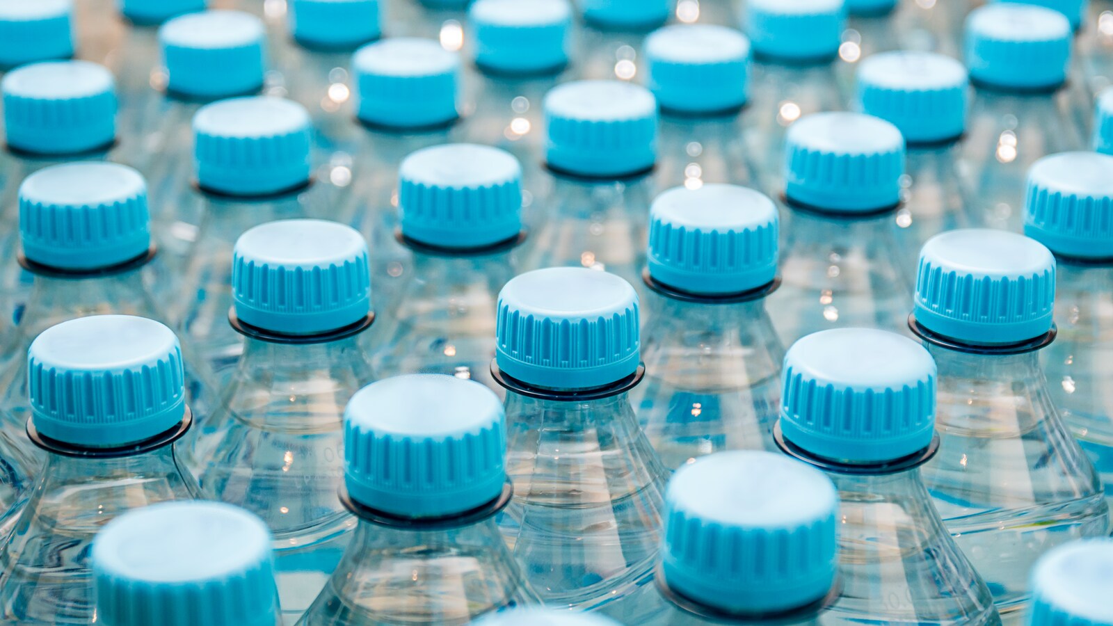 Des bouteilles d'eau